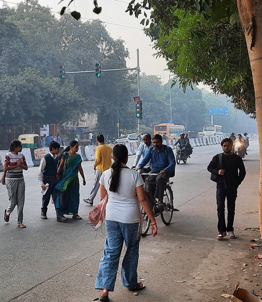 ArchiMalakar's tweet photo. @DelhiPolice @dtptraffic please look into this as it's Madangir crossing red light always not working and so many school students crossing road in morning as Birla Vidya niketan and others schools are there . Please Help . https://t.co/Uolw8jnobA