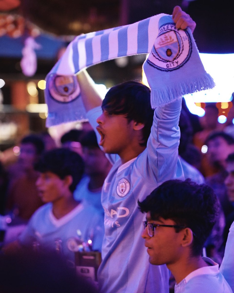 RedLanternDM's tweet photo. Local rivalry from across the globe 🔴🔵

Content capture for Manchester derby match screening in #Mumbai last weekend 🇮🇳

Two different locations, two different feelings

#PremierLeague #PL #football #India https://t.co/ackpB2poka