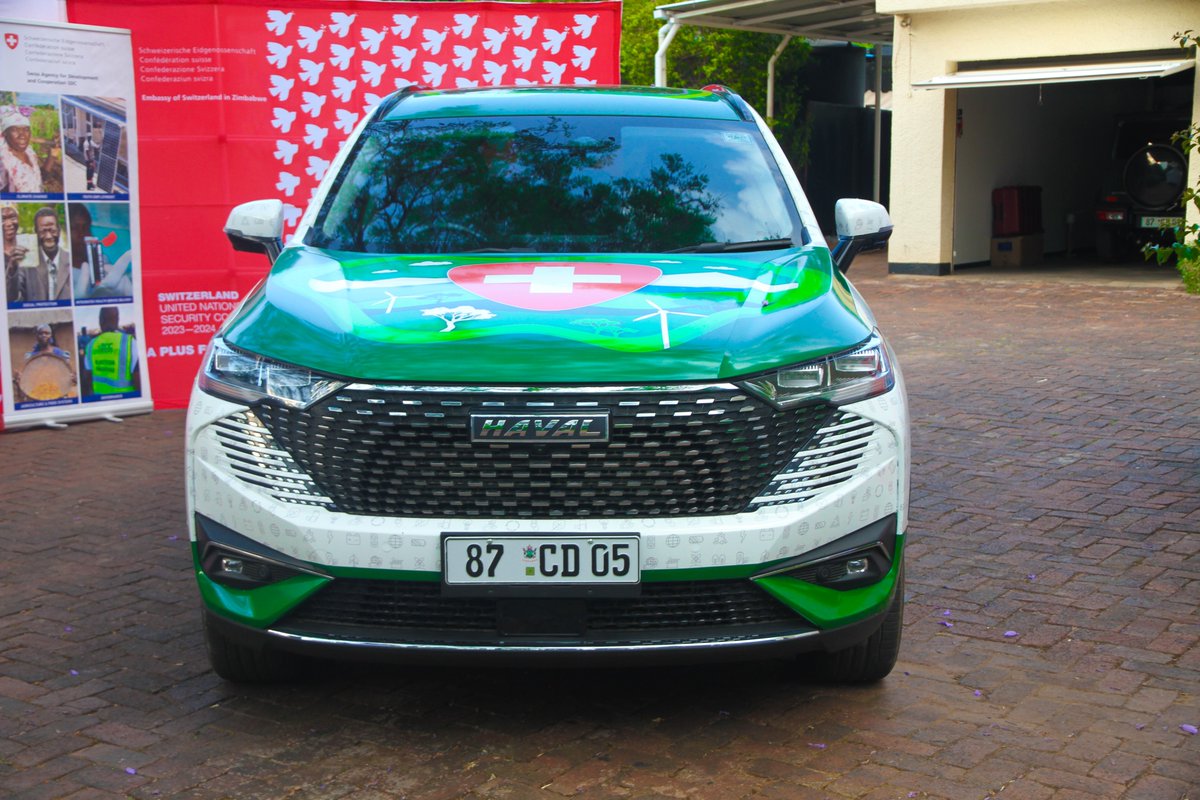 SwissEmbZim's tweet photo. Last Thursday, at the #SwissNight reception, @DerwinGraphics the talented artists who won the Embassy hybrid vehicle design competition received his prize frm @gemmamusic_. Thanks to Derwin for the amazing talent. Car looks incredible &amp; is turning heads in #Harare😀. #GreenEnergy https://t.co/pYpHwfUyRF