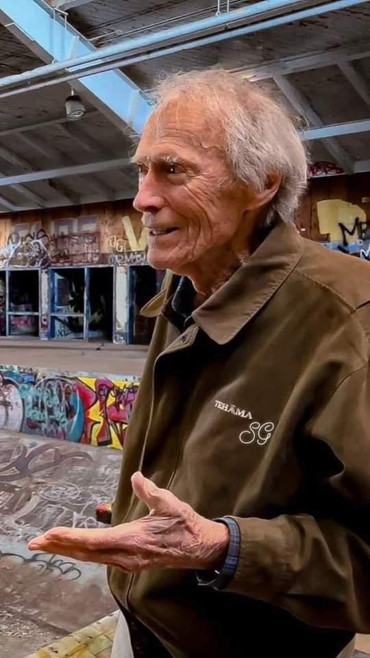 teresaf12276437's tweet photo. ¡NO DEJO ENTRAR AL VIEJO!

Esta es la respuesta que le dio el admirado y nonagenario actor Clint Eastwood al cantante de country Toby Keith, cuando este le preguntó que cual era su secreto para seguir activo y brillante a su edad. 

Cuando me levanto todos los días no dejo entrar al viejo. Mi secreto es el mismo desde 1959: mantenerme ocupado. Nunca dejo que el viejo entre en casa. He tenido que sacarlo a rastras porque el tipo ya estaba cómodamente instalado, dándome el coñazo a todas horas, sin dejarme espacio para otra cosa que no sea la nostalgia. Hay que mantenerse activo, vivo, feliz, fuerte, capaz. 
Está en nosotros, en nuestra inteligencia, actitud y mentalidad. Somos jóvenes con independencia. Hay que aprender a luchar por no dejar "entrar al viejo".  
Ese viejo que nos aguarda apostado y cansado a la orilla del camino para desanimarnos. 
No dejo entrar al espíritu viejo, al criticón, hostil, envidioso, a ese ser que escudriña en nuestro pasado para anudarnos de quejas y remotas angustias, y de traumas revividos o de olas de dolor. 
Hay que darle la espalda al viejo murmurador, lleno de rabia y quejas, de falta de valor, que se niega a si mismo que la vejez puede ser creativa, decidida, llena de luz y de protección.  
Envejecer puede ser agradable, e incluso divertido, si sabes como emplear el tiempo, si estas satisfecho de lo que has logrado y si sigues conservando la ilusión, añade Clint Eastwood, una leyenda que lleva diez candidaturas al Oscar, de las que ha ganado cuatro estatuillas. Todas ellas después de haber cruzado el umbral de los sesenta. A eso se le llama "no dejar entrar al viejo a casa". 

Estas palabras calaron tan hondo en el cantante de country Toby Keith, que lo inspiraron a componer la canción "Don't leth the old main in". (No dejes entrar al viejo), dedicada al legendario actor.