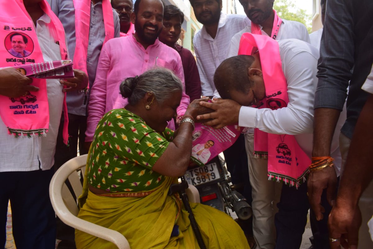 dvg4569's tweet photo. శేరిలింగంపల్లి బీఆర్ఎస్ పార్టీ అభ్యర్థి శ్రీ ఆరేకపూడి గాంధీ గారిని వచ్చే అసెంబ్లీ ఎన్నికలలో భారీ మెజారిటీతో గెలిపించుకోవడానికి 124 డివిజన్ తరపునుండి కార్పొరేటర్ శ్రీ దొడ్ల వెంకటేష్ గౌడ్ గారు పాదయాత్ర చేస్తూ ఇంటింటికి వెళ్లి ప్రచార కార్యక్రమం నిర్వహించడం జరిగింది. https://t.co/fJAbkbAMzW