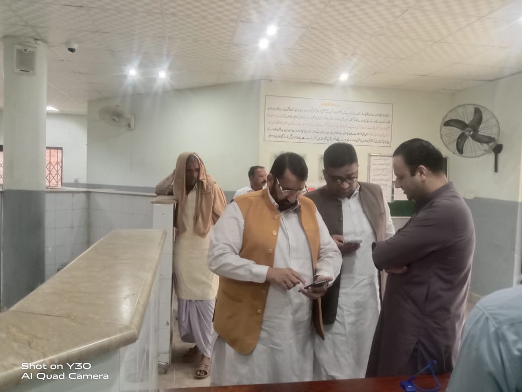 ڈپٹی کمشنر ننکانہ صاحب چوہدری محمد ارشد کی خصوصی ہدایت پراسسٹنٹ کمشنر ننکانہ اللہ توکل وٹو اراضی ریکارڈ سنٹر کا اچانک دورہ کررہے ہیں اس موقع پر انہوں نے صفاٸی ستھراٸی، عملہ کی حاضری ودیگر دفتری معاملات کا تفصیلی جاٸزہ لیتے ہوۓ سروسسز کو مزید بہتر بنانے کی ہدایات جاری کیں۔