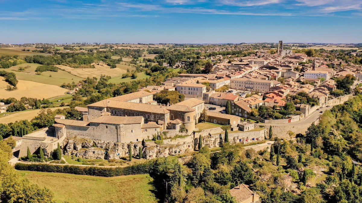 #JeudiPhoto I Vue de drone sur les allées Montmorency avec la Cité en arrière plan 

Une prise de Laurent Lainé

📷© Ville de Lectoure