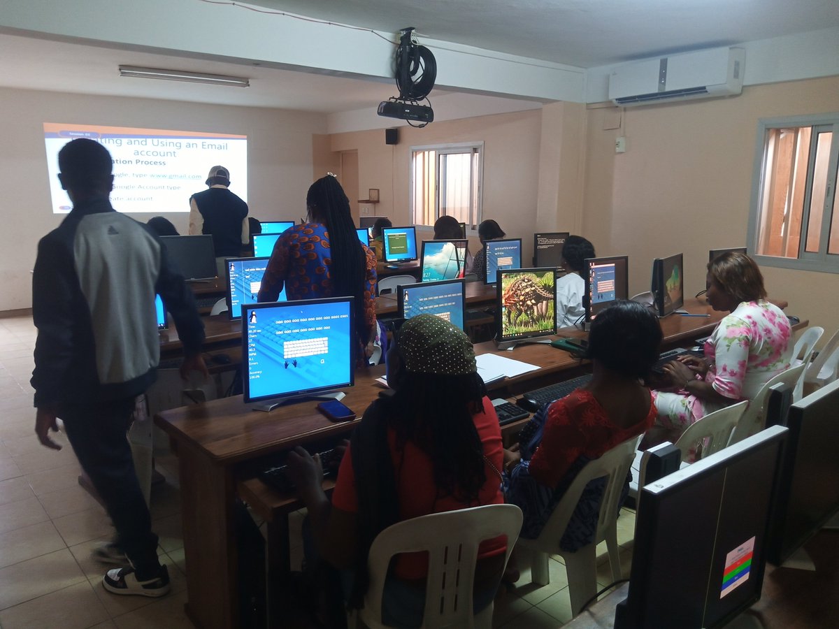 george_neba's tweet photo. 'Twas fulfilling to lead a session on how to create &amp; safely use an email address for personal &amp; prof'l purposes, in line w our project, "Digital Literacy 4 Grassroots Women", by Tabwand Support Network(TSN).

George Neba💙

#PersonalBrandingMatters #Brandivation #Digitalisation https://t.co/yjd6iTO809