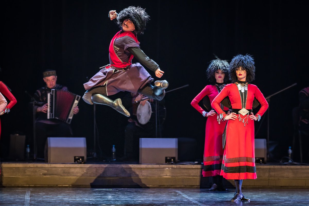 csklublin's tweet photo. 🎶💃🕺 Występ Narodowego Baletu Gruzji „Sukhishvili” to był prawdziwy taneczno-muzyczny huragan na scenie #SalaOperowaCSK! 100 tancerzy, 2500 kostiumów, niesamowita orkiestra i unikatowe instrumenty muzyczne.
#Sukhishvili #koncert #balet #taniec https://t.co/1q29zyZFPt