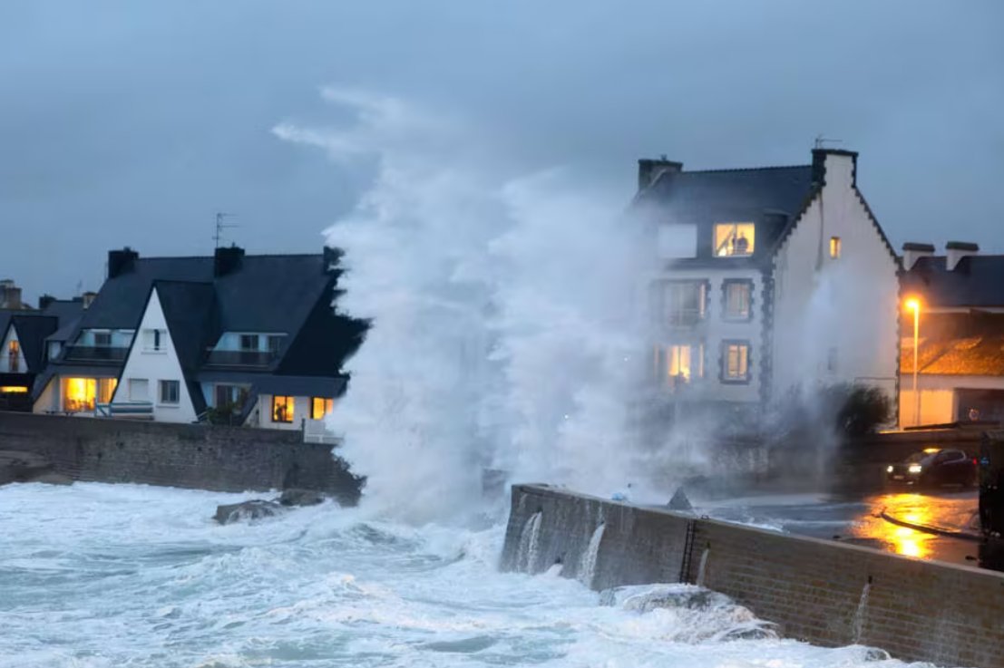 Hier soir au Guilvinec (Finistère). Photo @GuillaumeSgt @OuestFrance #Ciaran