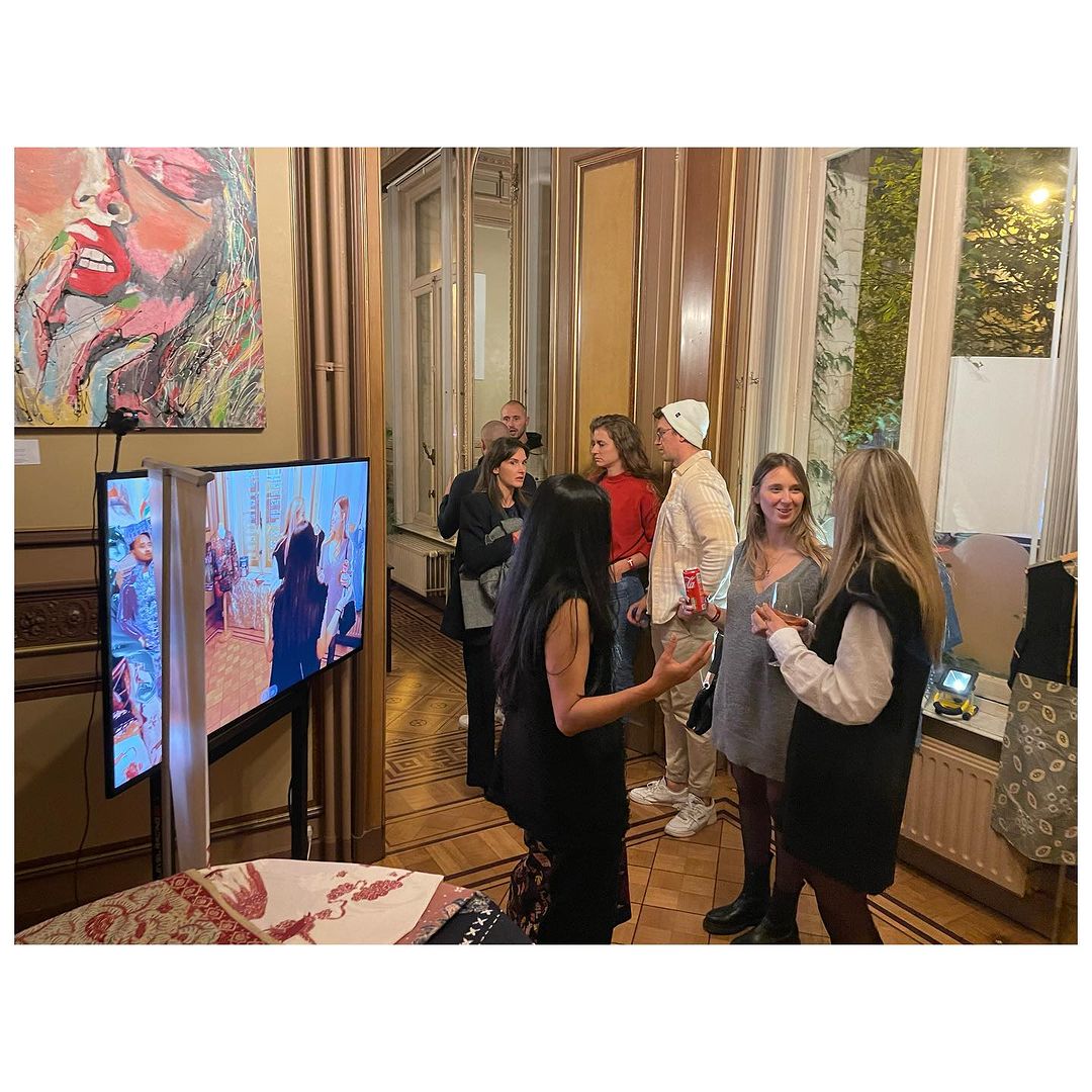 BDFW2022's tweet photo. Through this showcase experience, more people aware and understand the importance of protecting the environment, reducing textile waste, reducing fast fashion consumption and respecting themselves as part of the earth with Digital Fashion ♻️🧥 

#drezzo #majagoesglobal #majalabs https://t.co/bLXxZmWd2o