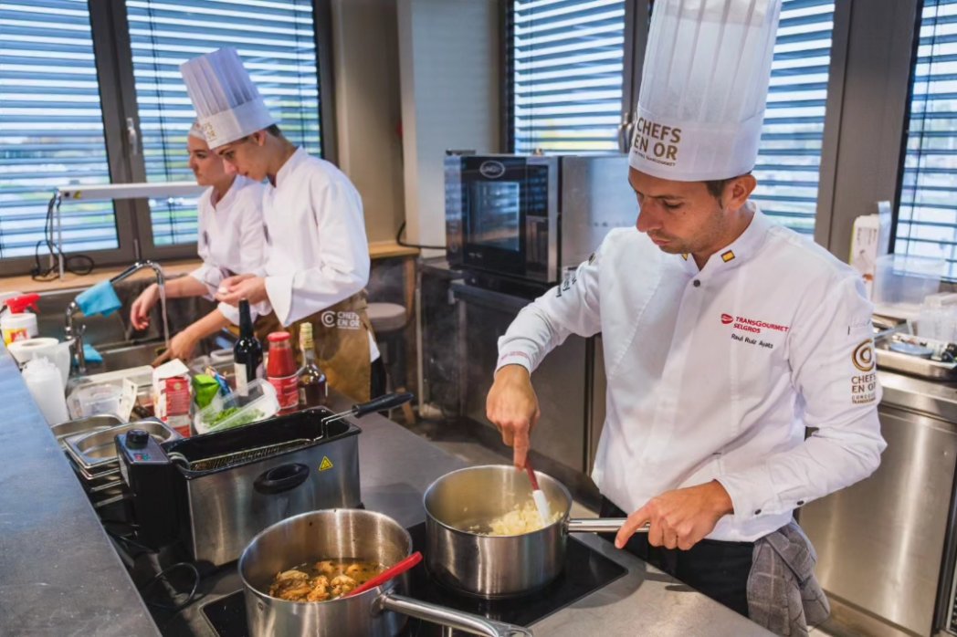 transgourmet_es's tweet photo. ¡Gran experiencia en #ChefsenOr, el superconcurso de cocina de #Transgourmet!
🏅Enhorabuena a los 3 países en el podio: Polonia, Francia y Rumanía.
Y reconocimiento 🔝 a nuestro chef, Raül Ruíz, por una gran actuación, a @RocioMChef4 en el jurado… ¡y a todo el equipo! 👏🏽👏🏻 https://t.co/ylWMECGnMa