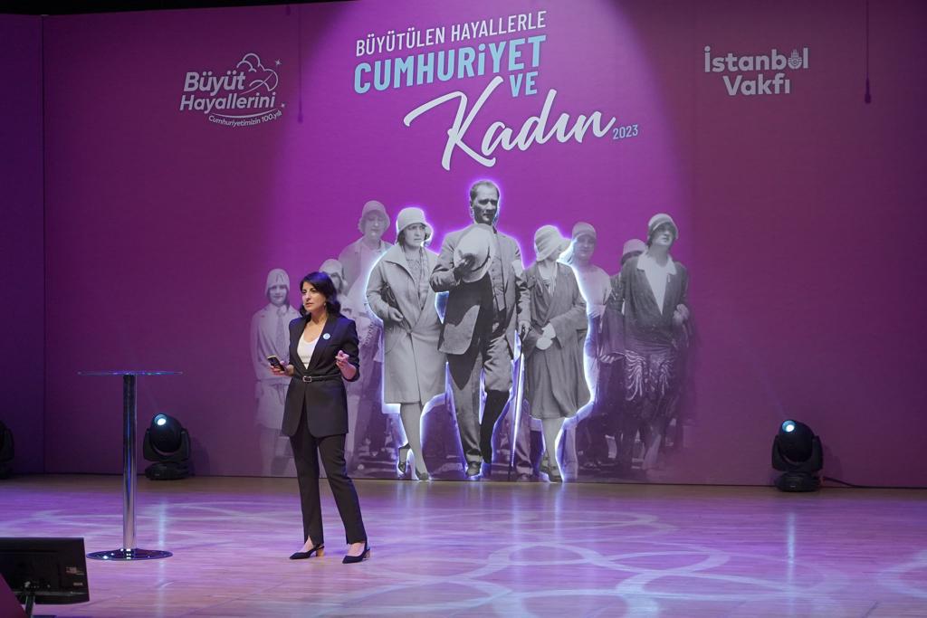 mujdesin's tweet image. #Cumhuriyet bir kız çocuğunun aynı şartlarda eğitim hakkını elde etmesidir. Eşit eğitim, eşit fırsat demektir. İstanbul Vakfı&apos;nın düzenlemiş olduğu Cumhuriyet ve Kadın etkinliğine katılmaktan onur duydum.
 #CUMHURIYETİMİZ100Yaşında