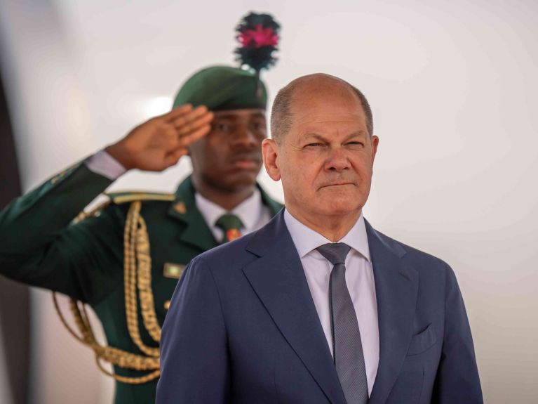 juanyttorres's tweet photo. Scholz will mit Nigeria im Energiebereich enger zusammenarbeiten

#Politik #UkraineRussiaWar #Energie #RussianArmy #Nigeria #Scholz #Deutschland #Bundestag https://t.co/VXbybM09Yg