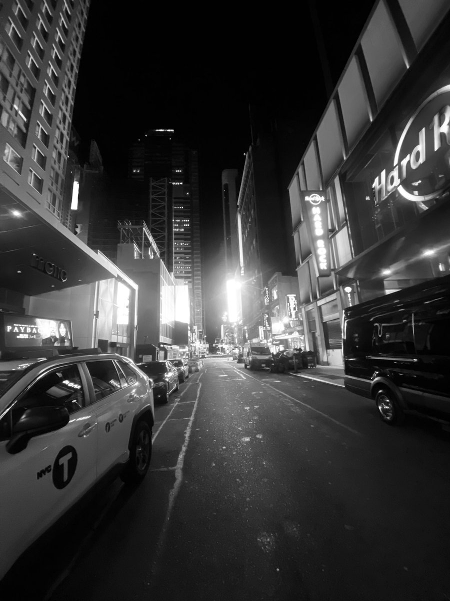 TeeamRevolver's tweet image. Cualquier spot en Nueva York , esta raperote 😎