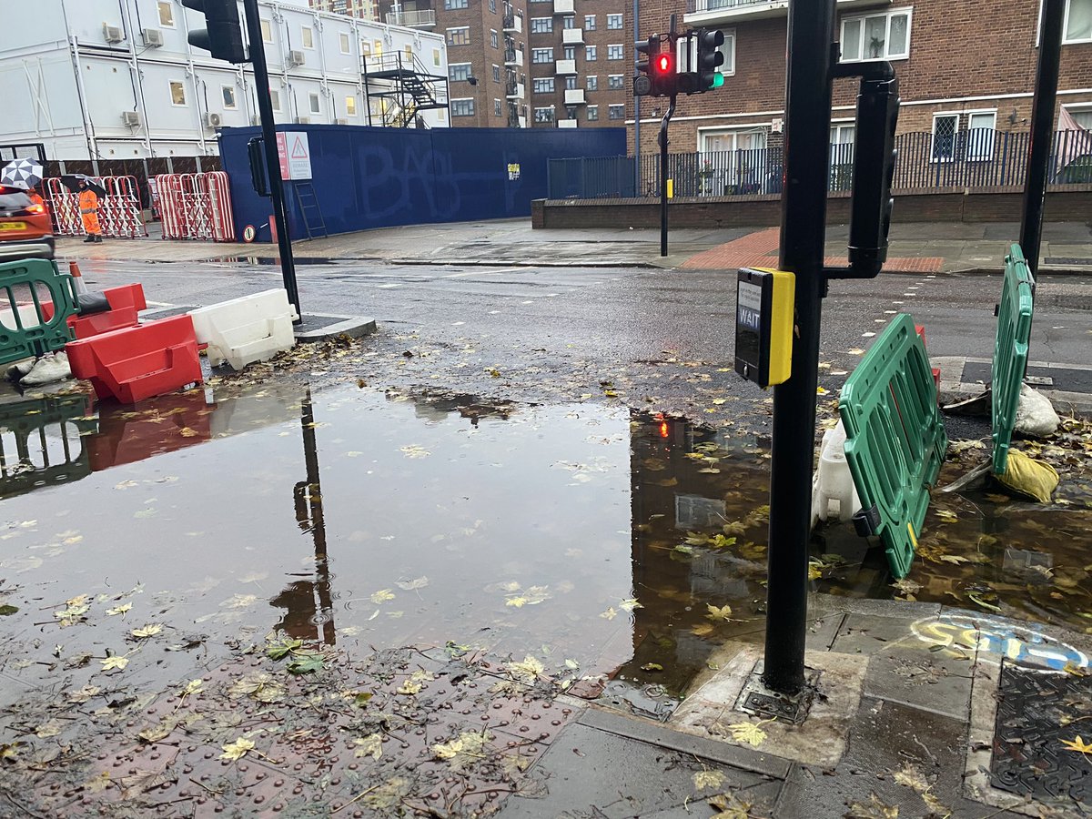 No safe crossing near a primary school! This is unacceptable flooding, New drains clearly not doing what they should! #cyclehighway #flood #unsaferoads #southwark #SE16 #CanadaWaterMasterPlan #Shambles 💔Lisa