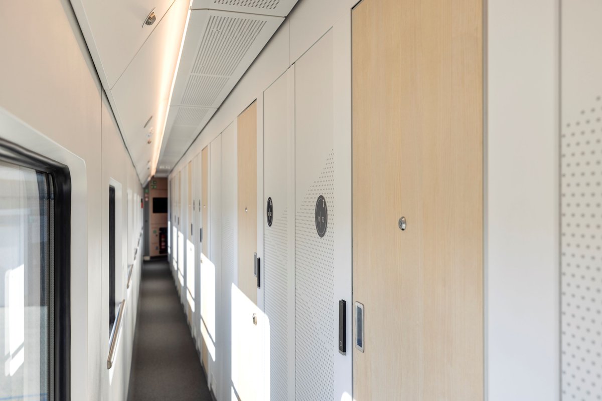 unsereOEBB's tweet photo. Gemütliche Sitzgelegenheit, fix montierte Betten und ein eigener Sanitärbereich mit WC & Dusche: Der Schlafwagen comfort plus für 1 bis 2 Personen bietet noch mehr Komfort und Privatsphäre. 🤩 #NightjetNewGen
© ÖBB / Eisenberger https://t.co/m46Y6LUh8r
