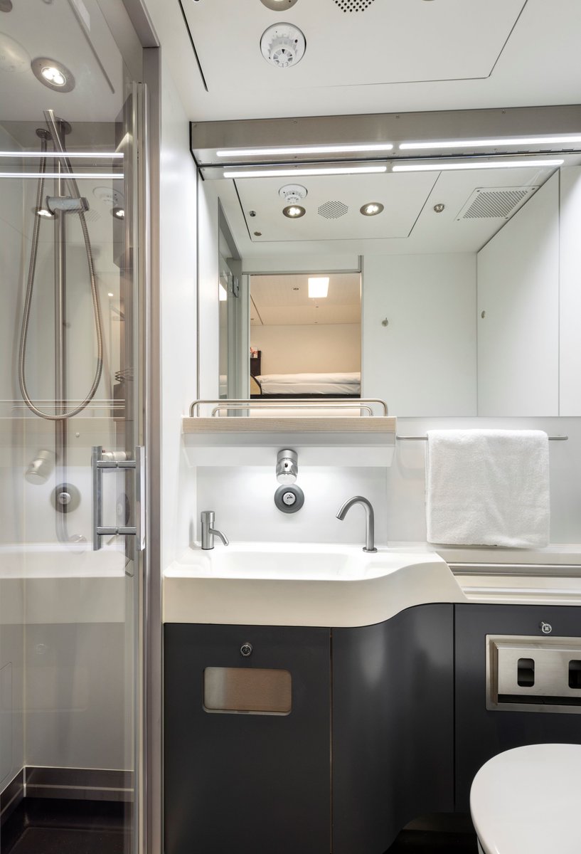 unsereOEBB's tweet photo. Gemütliche Sitzgelegenheit, fix montierte Betten und ein eigener Sanitärbereich mit WC & Dusche: Der Schlafwagen comfort plus für 1 bis 2 Personen bietet noch mehr Komfort und Privatsphäre. 🤩 #NightjetNewGen
© ÖBB / Eisenberger https://t.co/m46Y6LUh8r