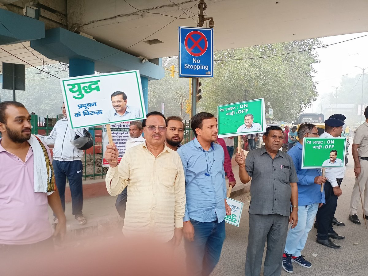 DrInderjeetAap's tweet photo. 🚦Red Light ON
🚘 गाड़ी OFF
माननीय मुख्यमंत्री श्री @ArvindKejriwal जी के आह्वान पर और पर्यावरण मंत्री श्री @AapKaGopalRai जी के नेतृत्व में दिल्ली की वायु गुणवत्ता को सुधारने हेतु आज लो��ी गोल चक्कर red light पर “Red Light On Gadi Off” मुहिम चलाई गई।
#RedLightOnGaadiOff https://t.co/rECUJwh5TM