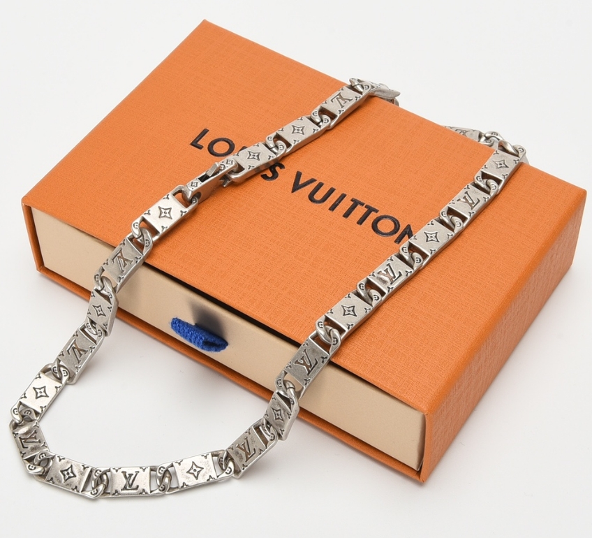 LouisVuitton Monogram Tied Up necklace，Can be worn alone or with the same bracelet, style superimposed upgrade.#LouisVuitton #necklace #Monogram #metal #fashion #cool #LV