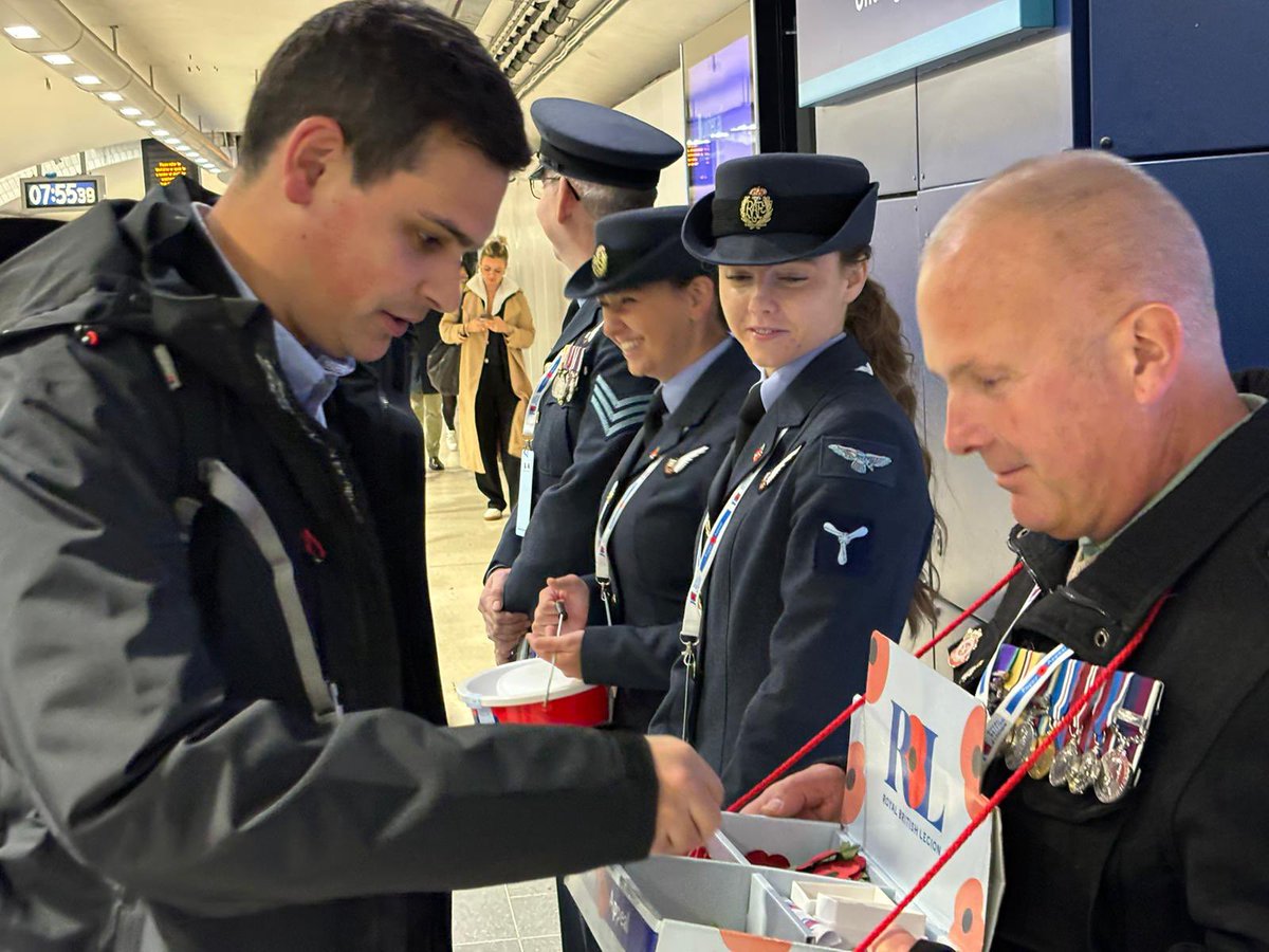 Today our personnel are at @PoppyLegion #LondonPoppyDay raising money for #PoppyAppeal alongside tri-service colleagues. We will be at locations across London all day including @LondonWaterloo & Victoria Station Please come and say hi if you’re passing through London today