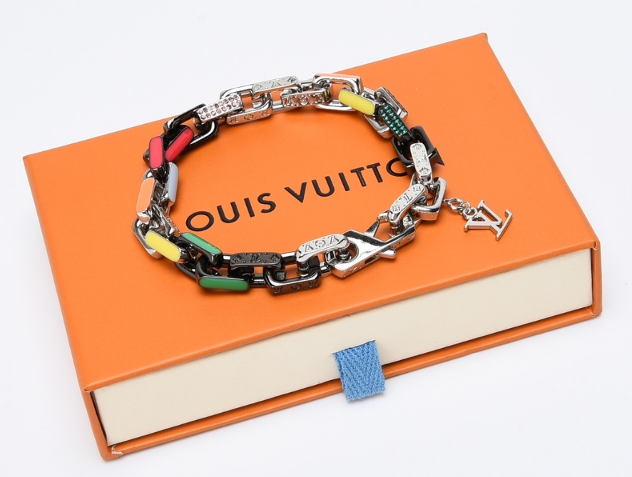 Louis Vutton colored rhinestone bamboo bracelet，New style coming & Classic sense of chain necklace.#LouisVutton #LV #jewelry #fashion #Sutra