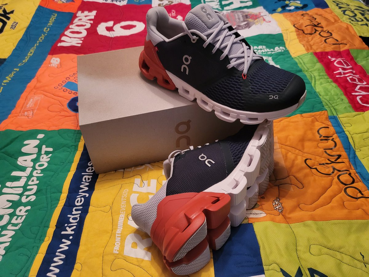 wenglishpaul's tweet photo. Loving my new running shoes #oncloud5 https://t.co/Wnx1H5vBdg