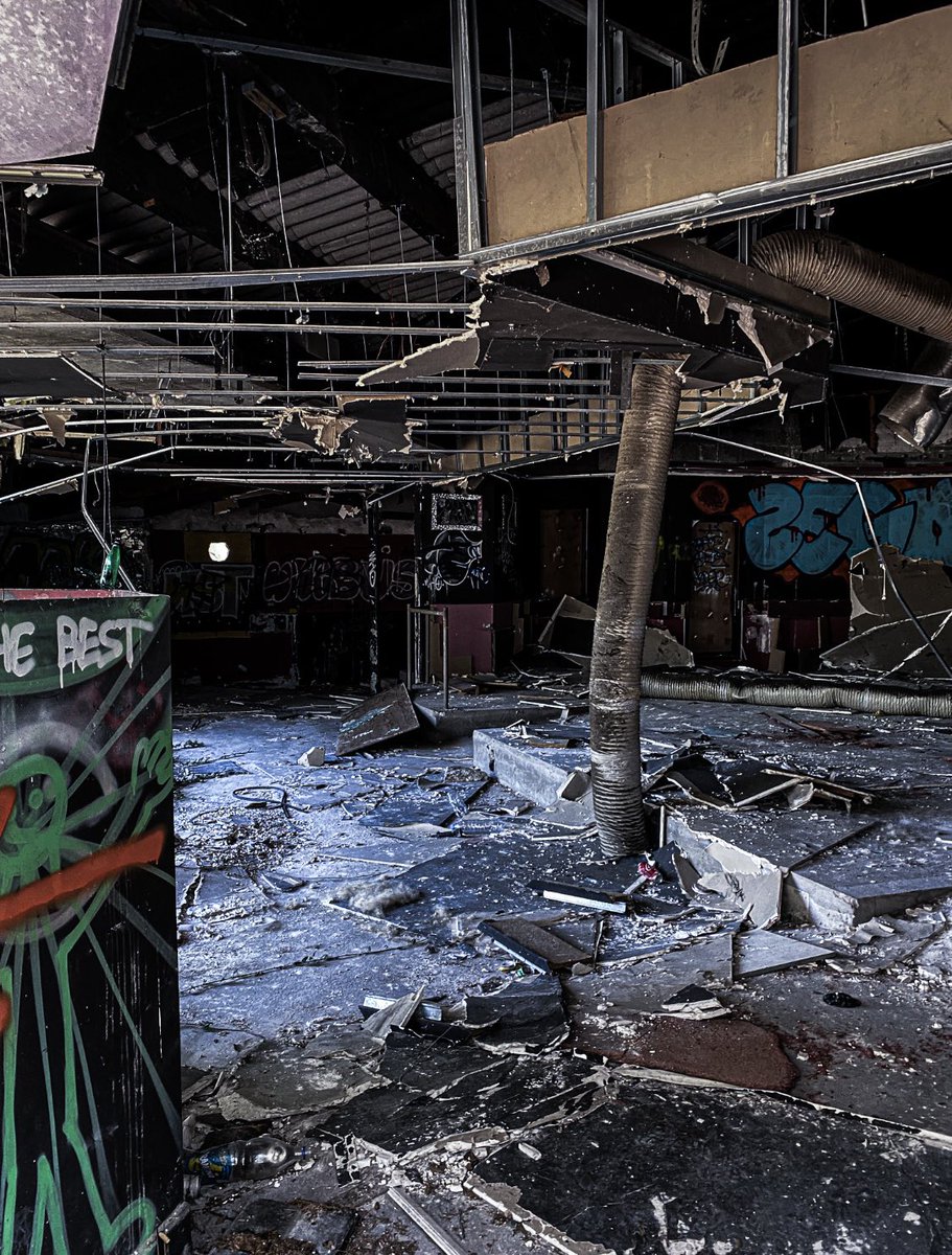 JAMESGVP's tweet photo. Dans les rues sombres d'une ville jadis en effervescence, un bâtiment autrefois vibrant et coloré se tient silencieux, comme un témoin muet du temps qui a passé. C'est une boîte de nuit abandonnée, un lieu qui a vu les nuits les plus endiablées et les danses les plus envoûtantes https://t.co/0UeVOxttdw