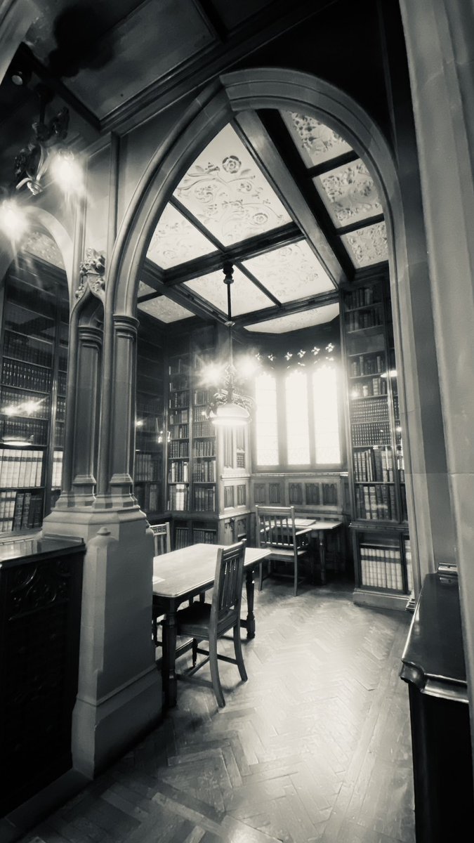 VickiEdmunds11's tweet photo. Great day in Manchester & managed to get everyone inside the architecturally gorgeous & historically important John Rylands Library too 📚 #JohnRylandsLibrary #Deansgate #Manchester https://t.co/ssGRz32NVA