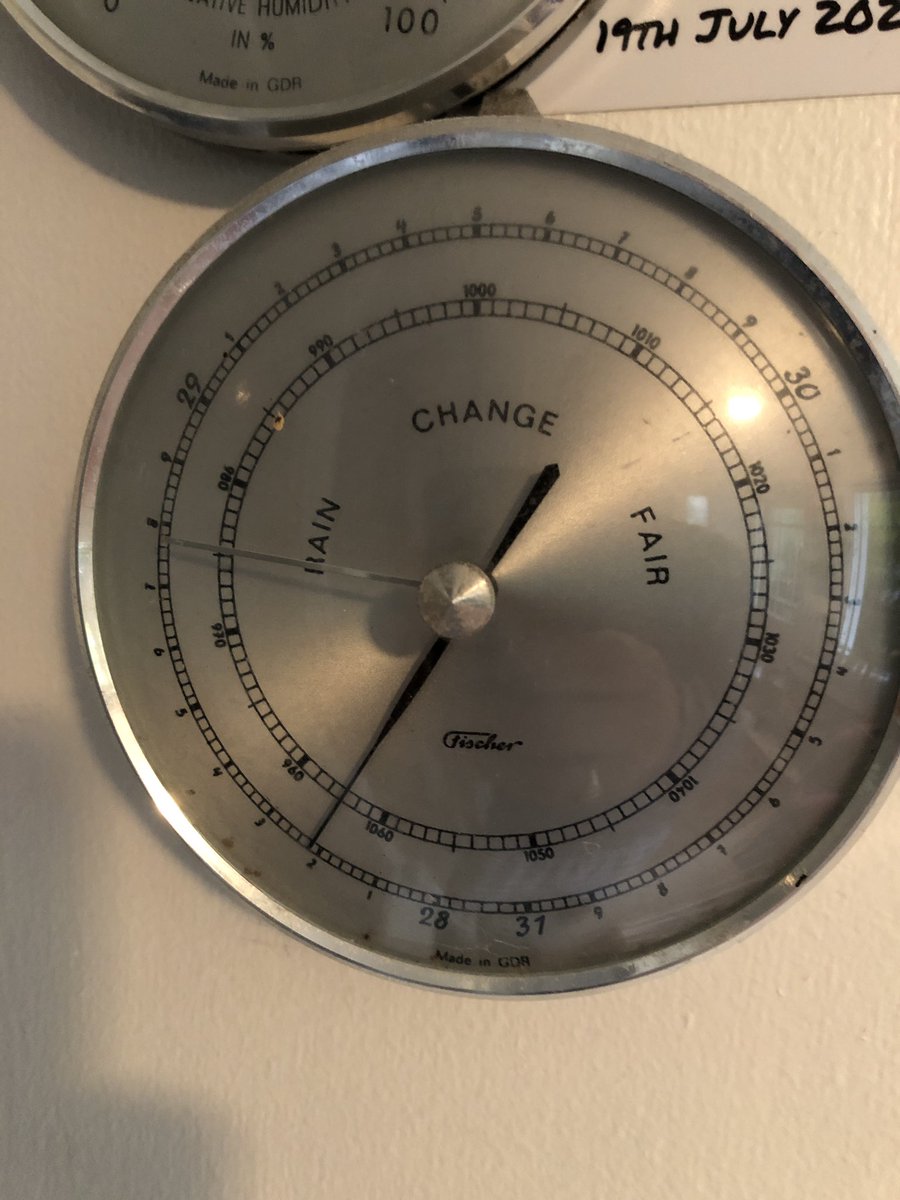 Lowest reading I’ve ever seen here in Brighton 957mb (barometer was calibrated in the summer) 💨☔️🌊<a href="/TheSnowDreamer/">London & Southeast 🔆</a> <a href="/BBCSouthWeather/">BBCSouthWeather</a>