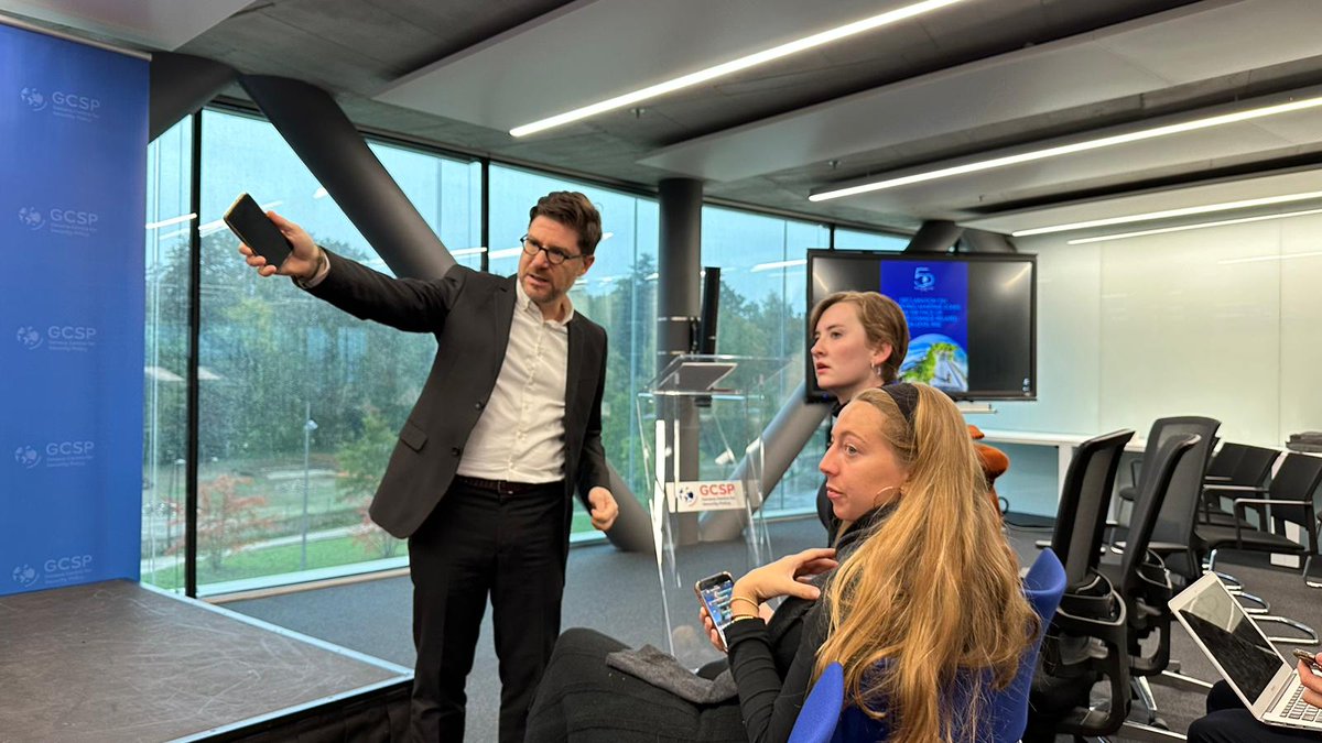 GENetwork's tweet photo. The @GENetwork is at @GenevaPeaceWeek 2023 for an event on "Conflict prevention in the context of climate change, lessons from the Pacific"!

As conflict &amp; #environment are interlinked, this event aims to show how governance can address these. #GPW23 

▶️ https://t.co/bCLZWBHFNg https://t.co/IyJFAJVGak
