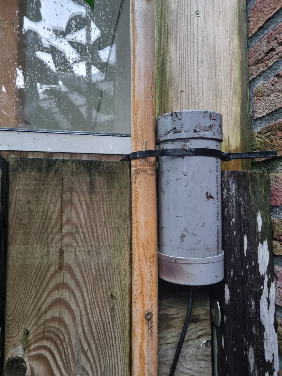PE1RDP's tweet photo. Placed a #miniwhip #antenna near the neighbor's fence. Probably #QRM from #charger #EBike on #40m and #80m.
Fully gone with aid of #homemade x-phase 2.
Placed between RX in and RX out of #transceiver.

#hamradio #hamr #AmateurRadio #DIY #bicycle #Contests https://t.co/yJPCAneB7J