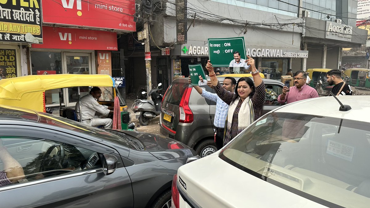 SimmiYadavMCD's tweet photo. दिल्ली के माननीय मुख्यमंत्री श्री@ArvindKejriwal जी,पर्यावरण मंत्री श्री@AapKaGopalRai जी के निर्देशानुसार व द्वारका विधानसभा के विधायक @vinaymishra_aap के नेतृत्व में दिल्ली के प्रदूषण को कम करने के लिए #Ward118Sagarpur टीम द्वारा मुहिम #RedLightOnGaadiOff के लिए लोगों से अपील! https://t.co/3oaBsu4FcH