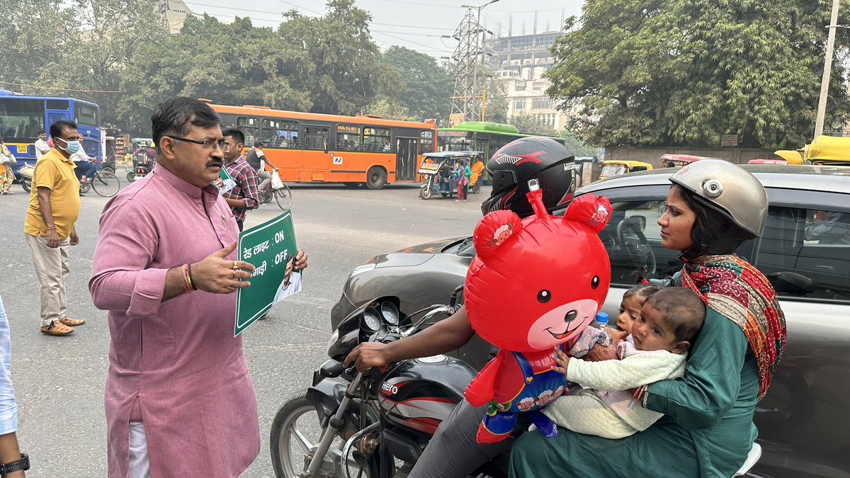 SimmiYadavMCD's tweet photo. दिल्ली के माननीय मुख्यमंत्री श्री@ArvindKejriwal जी,पर्यावरण मंत्री श्री@AapKaGopalRai जी के निर्देशानुसार व द्वारका विधानसभा के विधायक @vinaymishra_aap के नेतृत्व में दिल्ली के प्रदूषण को कम करने के लिए #Ward118Sagarpur टीम द्वारा मुहिम #RedLightOnGaadiOff के लिए लोगों से अपील! https://t.co/3oaBsu4FcH