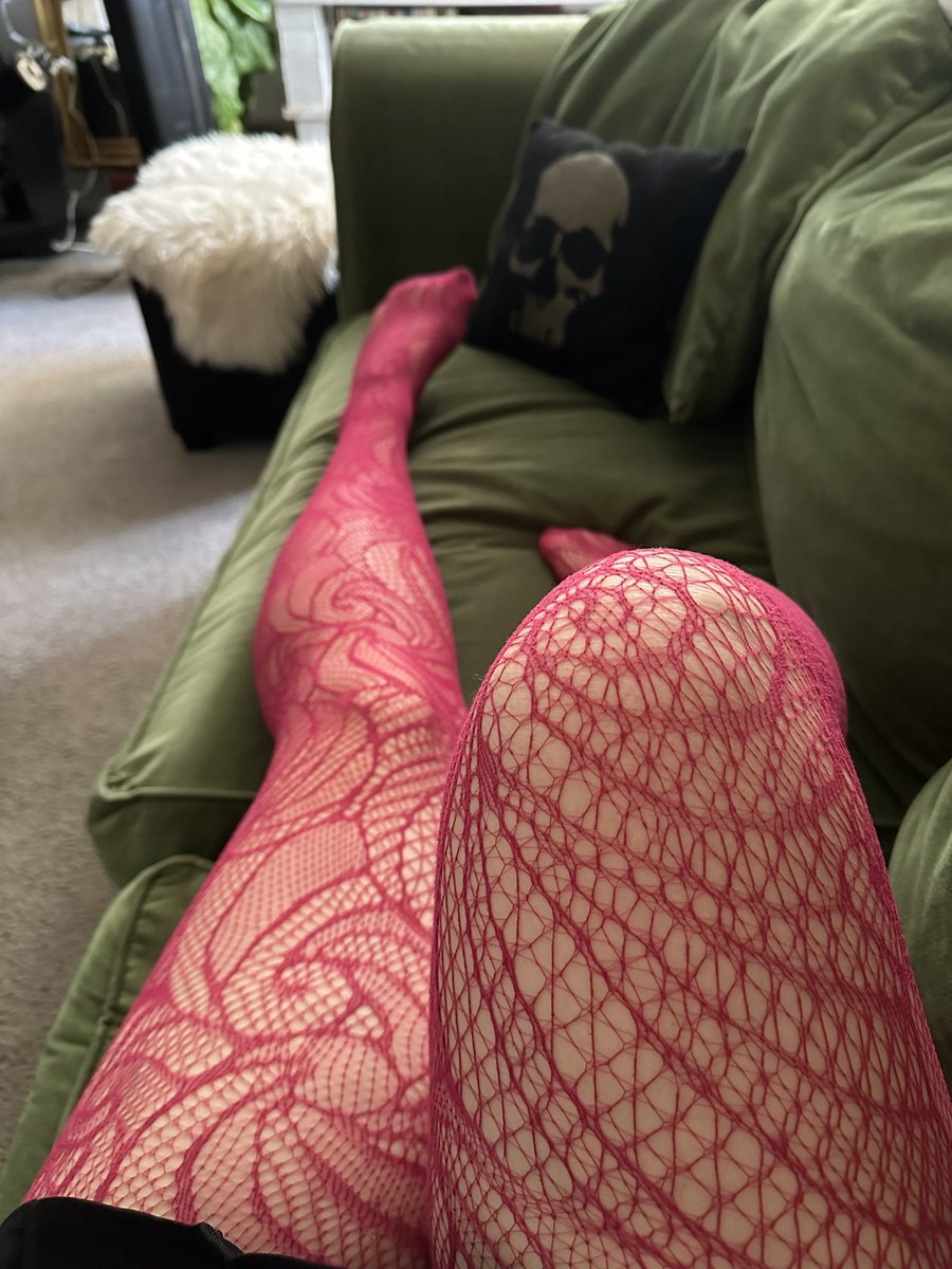 rileymonroe33's tweet photo. These stocking have magical powers 💖 #witchmagic #fishnets https://t.co/y7brti8xRT