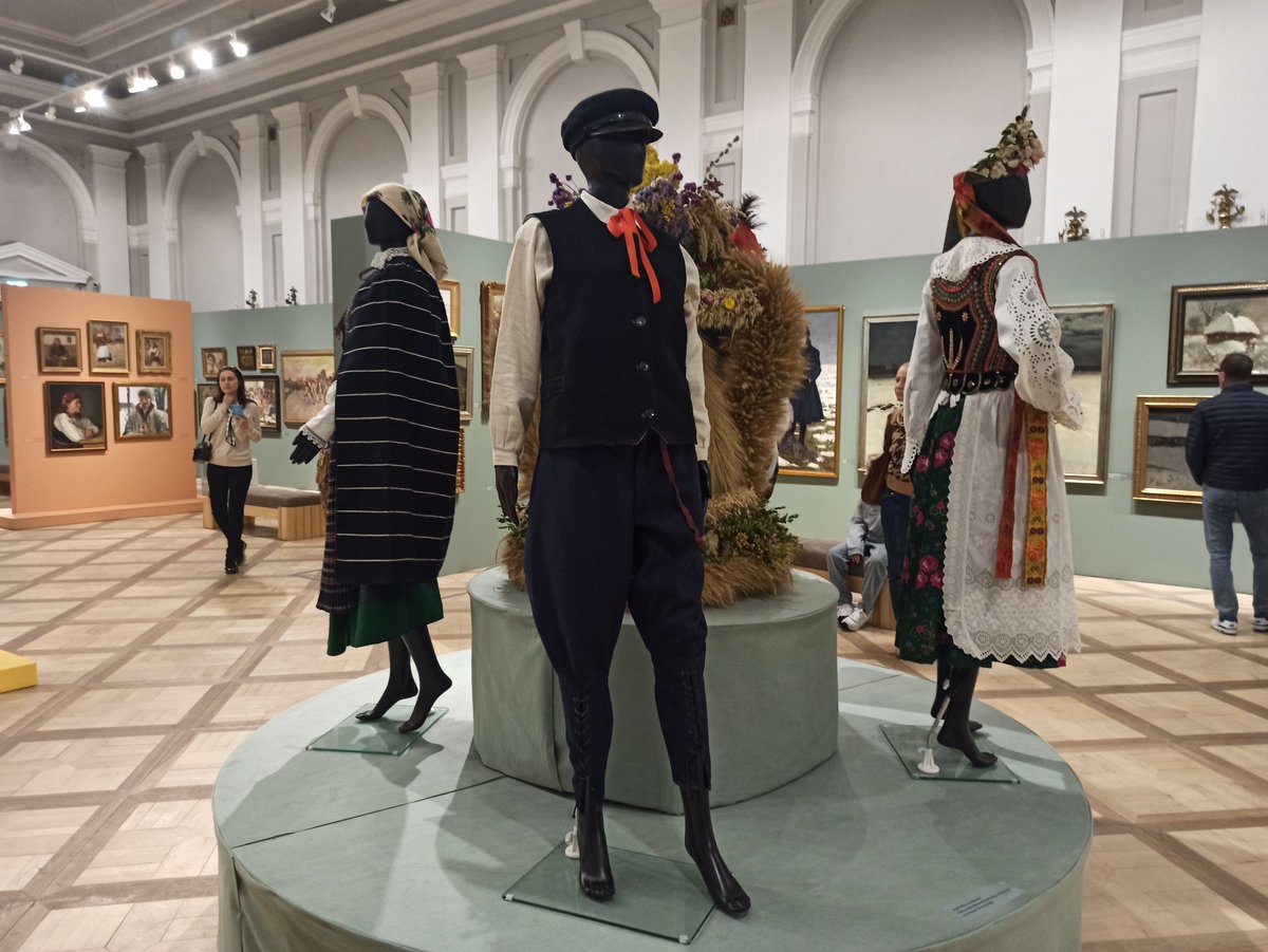 robert_suski's tweet photo. Na wystawę Rok polski (przyroda, kultura, praca, święta i obyczaje w malarstwie polskim 1850-1939) trafiłem dosyć przypadkowo, przy okazji zwiedzania Muzeum i. J. Malczewskiego w Radomiu. Wystawa jest świetna. https://t.co/0tUkF6lpF9