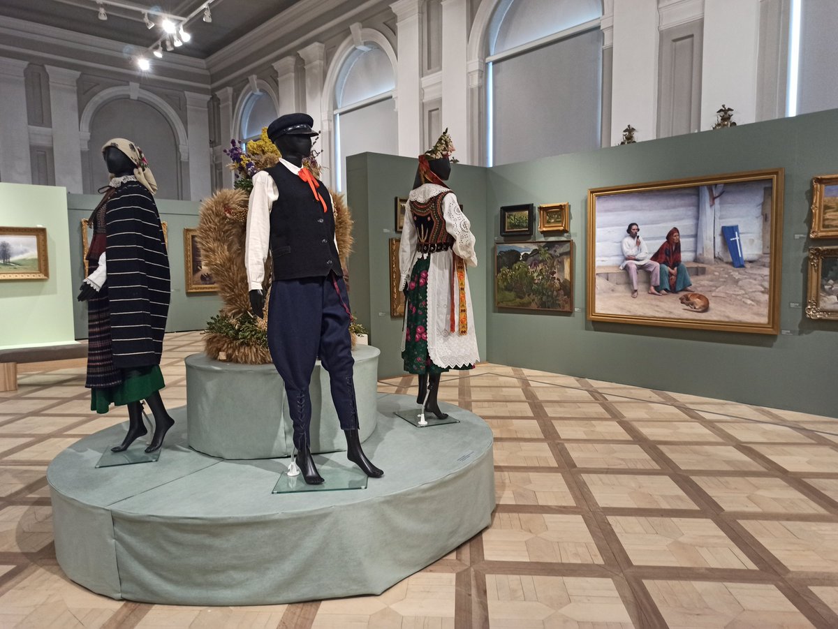 robert_suski's tweet photo. Na wystawę Rok polski (przyroda, kultura, praca, święta i obyczaje w malarstwie polskim 1850-1939) trafiłem dosyć przypadkowo, przy okazji zwiedzania Muzeum i. J. Malczewskiego w Radomiu. Wystawa jest świetna. https://t.co/0tUkF6lpF9