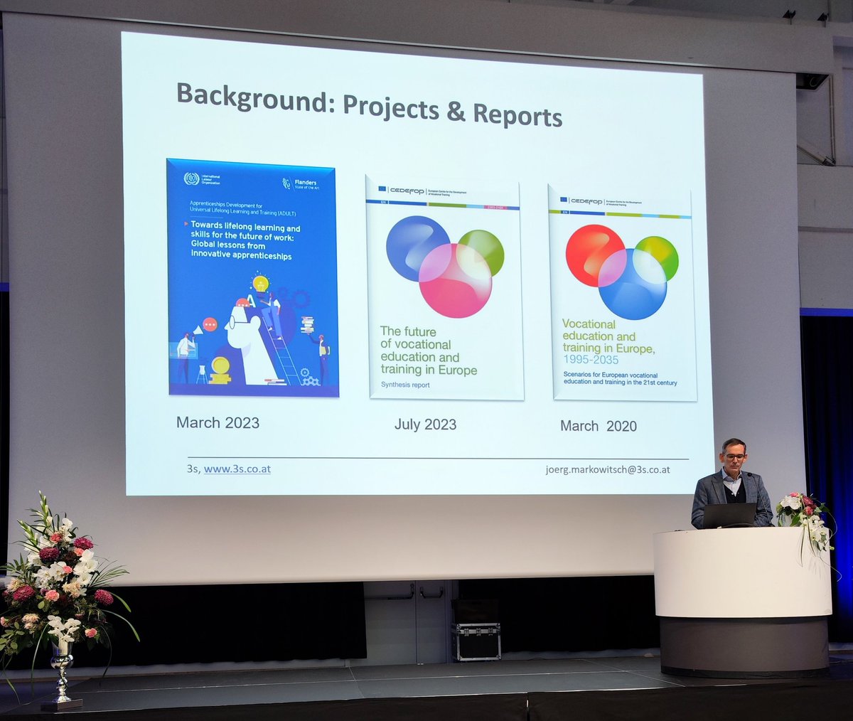 Jörg Markowitsch johdattelee aiheeseen: “Planet of the Cyber-apes. Past and present futures of vocational education and work”. Kuvassa näkyvät julkaisut vapaasti ladattavissa. #tutkimuspäivät