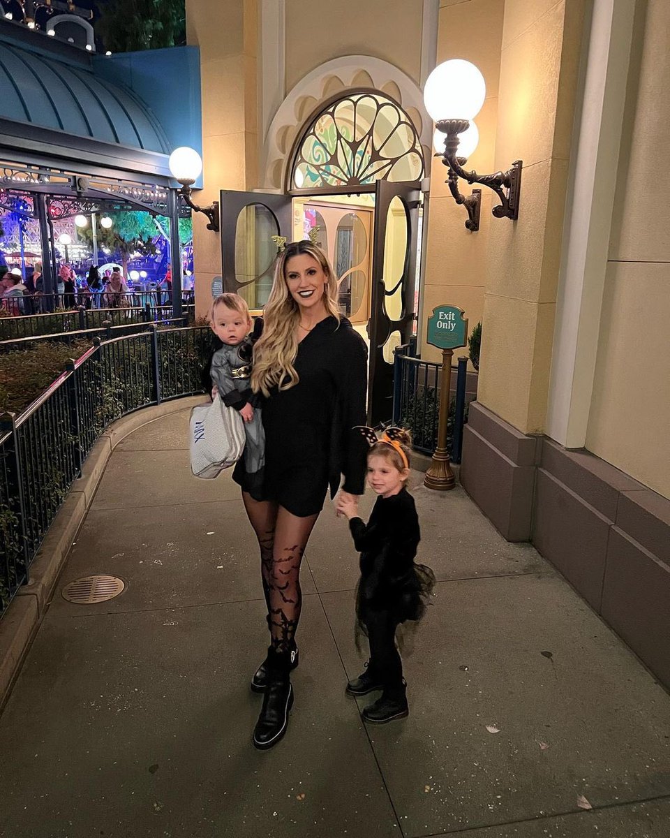 Such a special #Halloween! Always thankful to be able to spend it with family. Thank you Vanessa for taking us to @Disneyland!! 🦇🦇