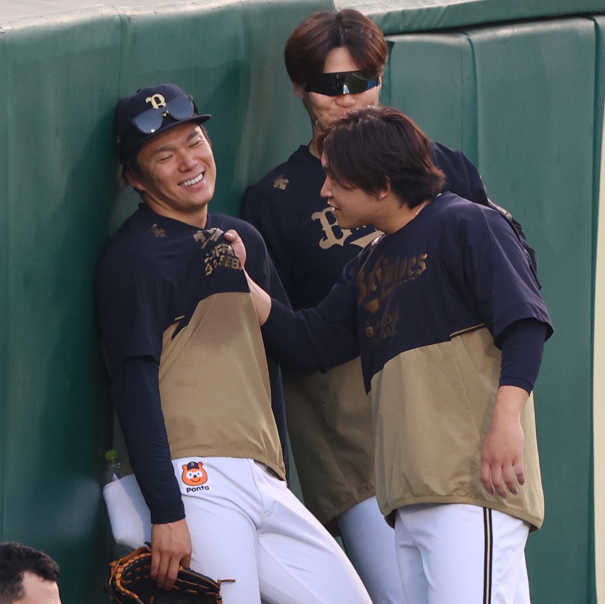 Sponichi_Orix's tweet photo. #山本由伸 投手、#山崎福也 投手に連続してオラつく #宮城大弥 投手。日本シリーズの勝利投手は強いですね https://t.co/61LINNnjps