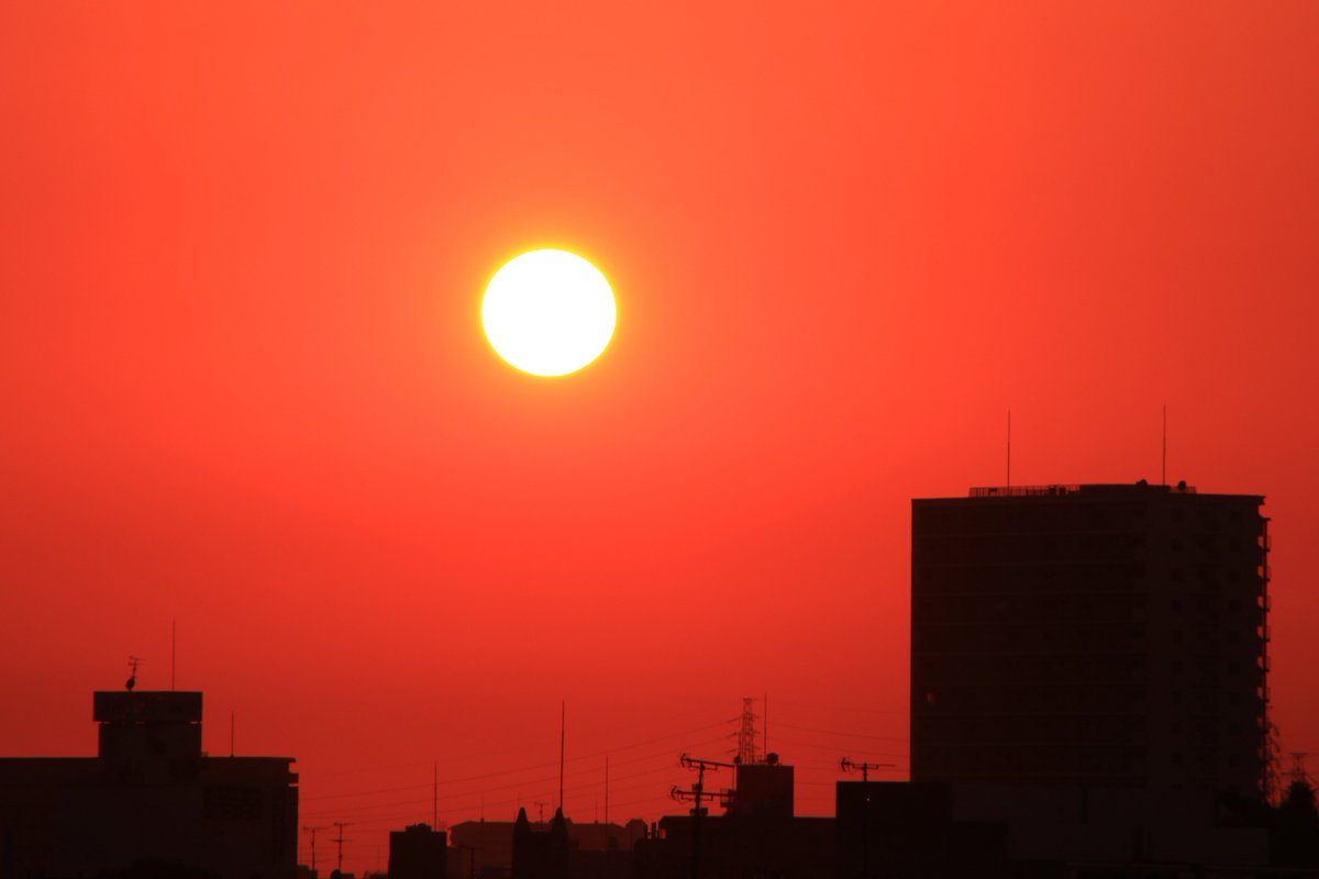 a6gt8n's tweet photo. 今日の夕暮れ風景１１/２
オレンジ色の夕陽

トワイライトレット（夕やけ）フィルターで久しぶりに撮ってみました
夕やけ空を強調出来ます

夕陽は沈んむ寸前にオレンジ色に
おまけに飛行機✈雲を
①16:47　②16:53　③16:56　④16:54 https://t.co/N6Ywu2r9u5