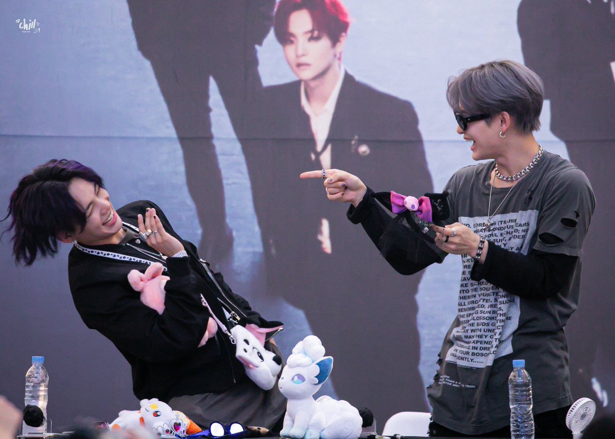 nocontextskhn's tweet photo. i love you both. https://t.co/oYD6koo1ND