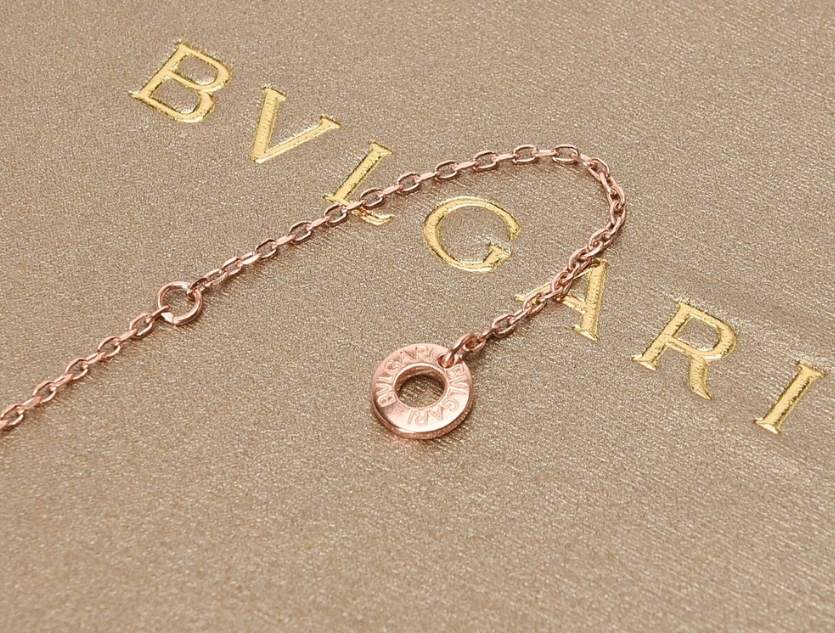 BVLGARI scalloped pendant necklace📿📿📿💐
#BVLGARI #necklace #sector #sector #fashion #fashionstyle #style