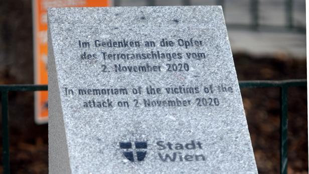 HeikoHeinisch's tweet image. Heute vor 3 Jahren ermordete ein islamistischer Terrorist 4 Menschen in Wien. Noch immer erinnert ein Gedenkstein an diese Tat, der weder die Namen der Opfer noch das islamistische Motiv hinter der Tat benennt. 
Im Gedenken an die Opfer.
#Islamismus tötet!
#Terror #Wien