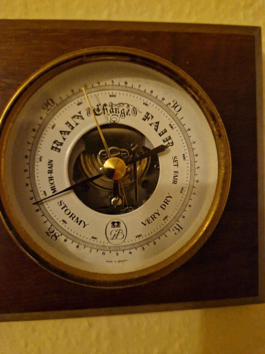 phoenix196428's tweet photo. Barometer at5am this morning. 🌧 https://t.co/qMz9U9atjN