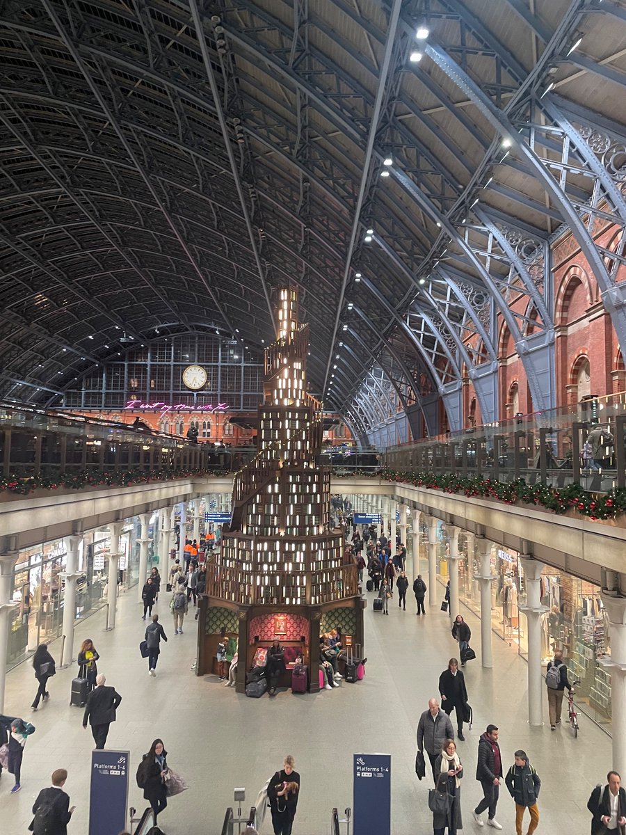 hancawse's tweet image. Could there be a more perfect Christmas tree @StPancrasInt?! Thoroughly recommend grabbing one of the seats and listening to a @PenguinUKBooks audiobook whilst you’re there