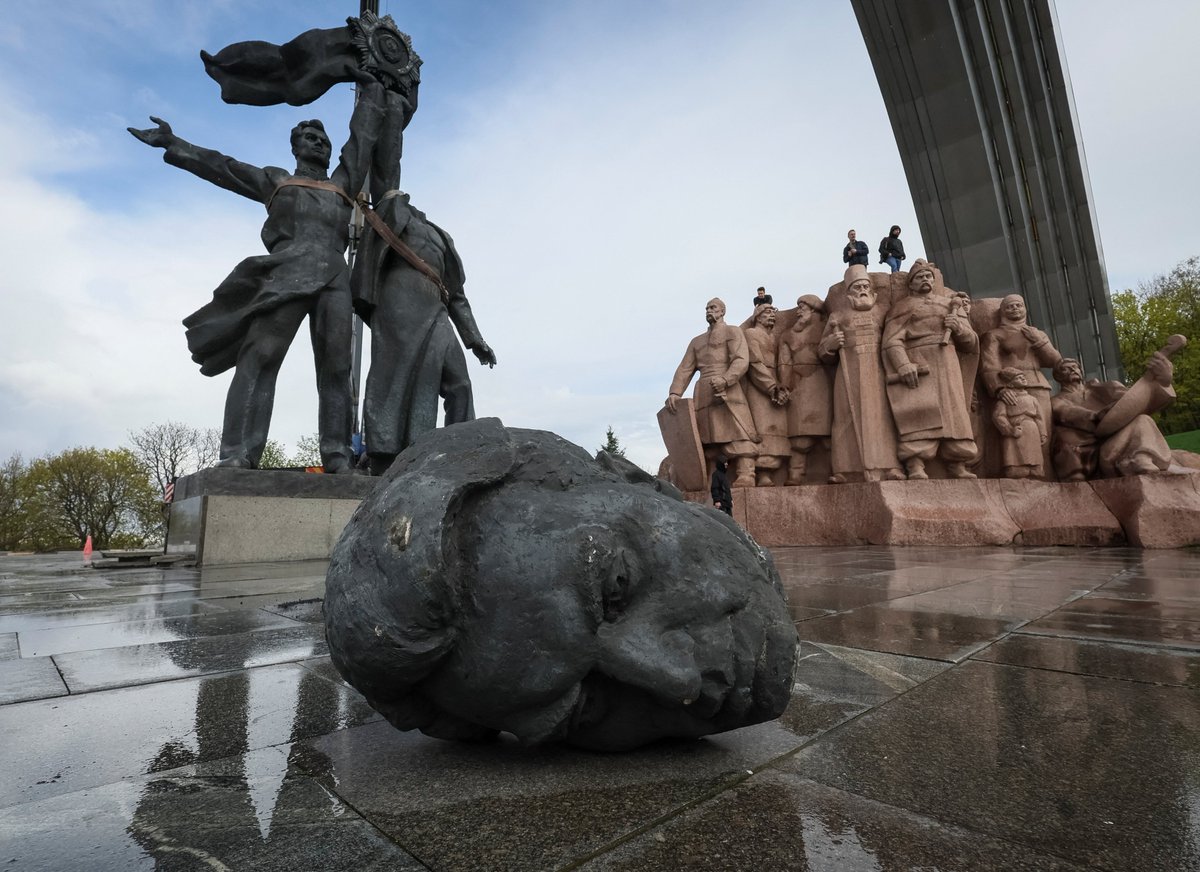 corvushc's tweet photo. History and politics, a danger to Europe? 

On 16/11 (5pm, @LithuaniaInEU), author Laimonas Briedis, @MGVerbergt (@ugentlw), Donatas Kupciunas (@CamGeopolitics) and @Librisnieuws-nominee @_ivovdw will discuss 'weaponized histories'! Info and registration: https://t.co/heBvRX4Duk https://t.co/W0WcPnWteu