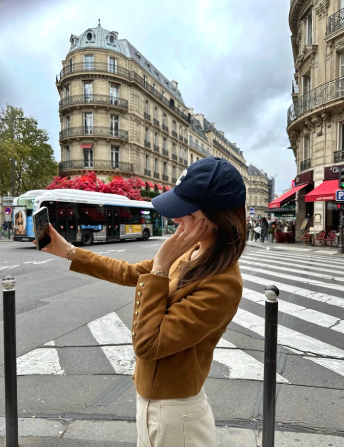 aaa231017's tweet photo. The street scenes in France are full of rich cultural heritage, as if you have walked into a living museum. #France #streetscape #culture https://t.co/XTQtPUwd18