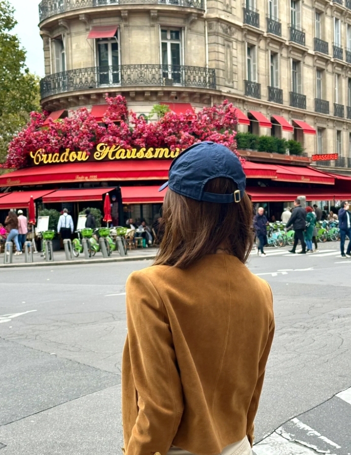 aaa231017's tweet photo. The street scenes in France are full of rich cultural heritage, as if you have walked into a living museum. #France #streetscape #culture https://t.co/XTQtPUwd18
