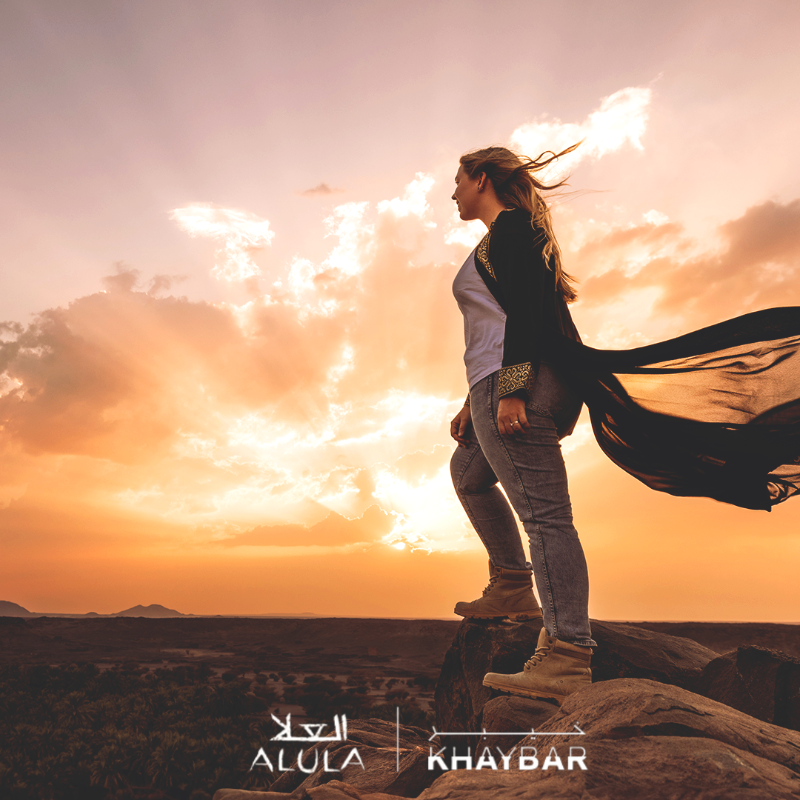 ExperienceAlUla's tweet photo. انطلق في مغامرة إلى أرض تتوسطها واحة خضراء مورقة، في جولة #خيبر التراثية، لتتعرّف على أسرار الحضارات القديمة في هذه المنطقة، وطبيعتها التي تشكّلت من الصخور البركانية، منذ آلاف السنين، من 3 نوفمبر 2023 إلى 9 مارس 2024 🌴🌋

#اكتشف_العلا