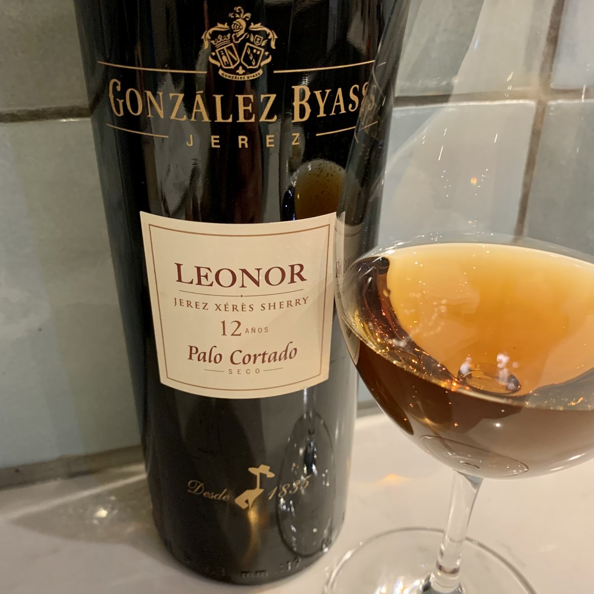 All set for #SherryWeek with this amber beauty – 12 year Palo Cortado @GonzalezByassUK. Dry, delicious, great value. New #wineoftheweek joannasimon.com/post/wine-of-t… #sherry #PaloCortado