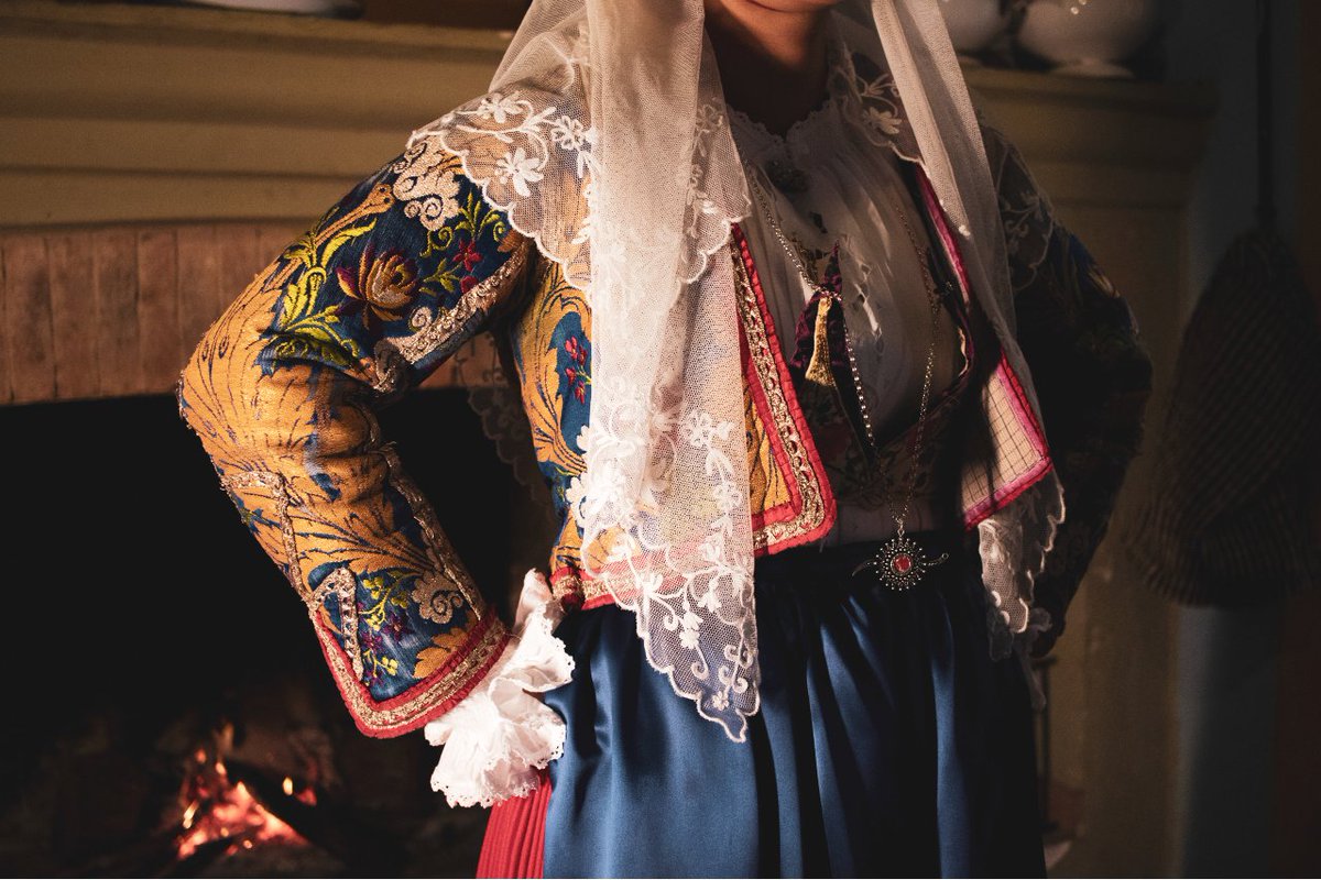 AutunnoBarbagia's tweet photo. Sabato e domenica, lungo le vie del centro storico, balli e canti della tradizione ci accompagneranno alla scoperta delle "Cortes", con esibizioni itineranti durante le quali potremo ammirare l'elegante e colorato, lโabito di #Ovodda. ๐
Ph.: Foto Archivio Comune di Ovodda ๐๐ https://t.co/0TbXyVpTcT