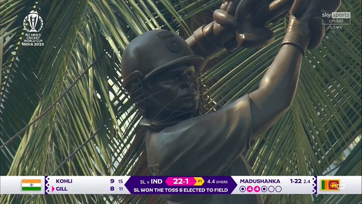 mufaddal_vohra's tweet photo. A closer look at the Sachin Tendulkar statue at Wankhede stadium. https://t.co/79xgAcGevL