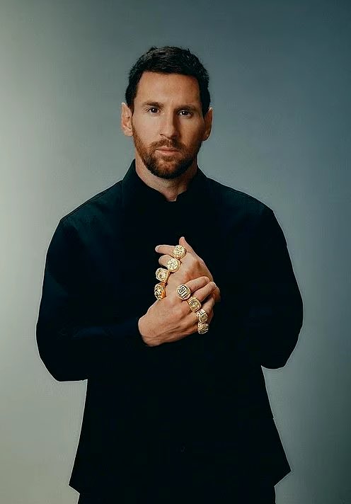 barcadesk's tweet photo. Leo Messi 🐐 - 8 rings 
Tom Brady - 7 rings 
Michael Jordan - 6 rings

TAKE A BOW 🐐 https://t.co/c1Cv4iz6YY